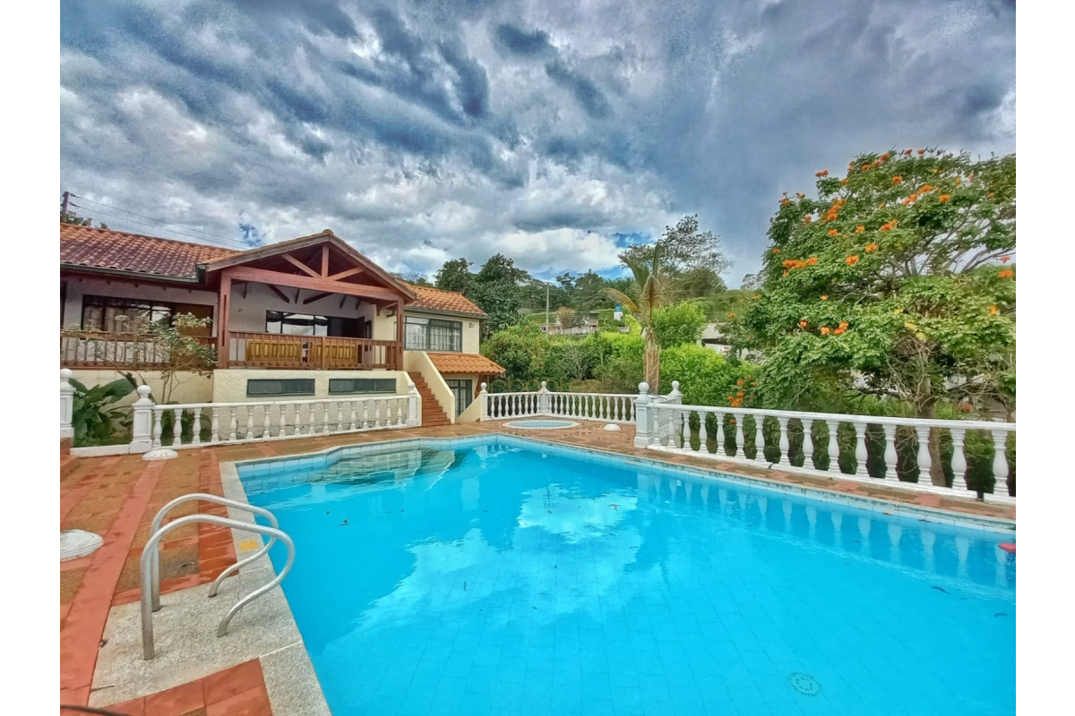 UrbanLex vende casa en condominio área 2.072m2 $1.000Millones