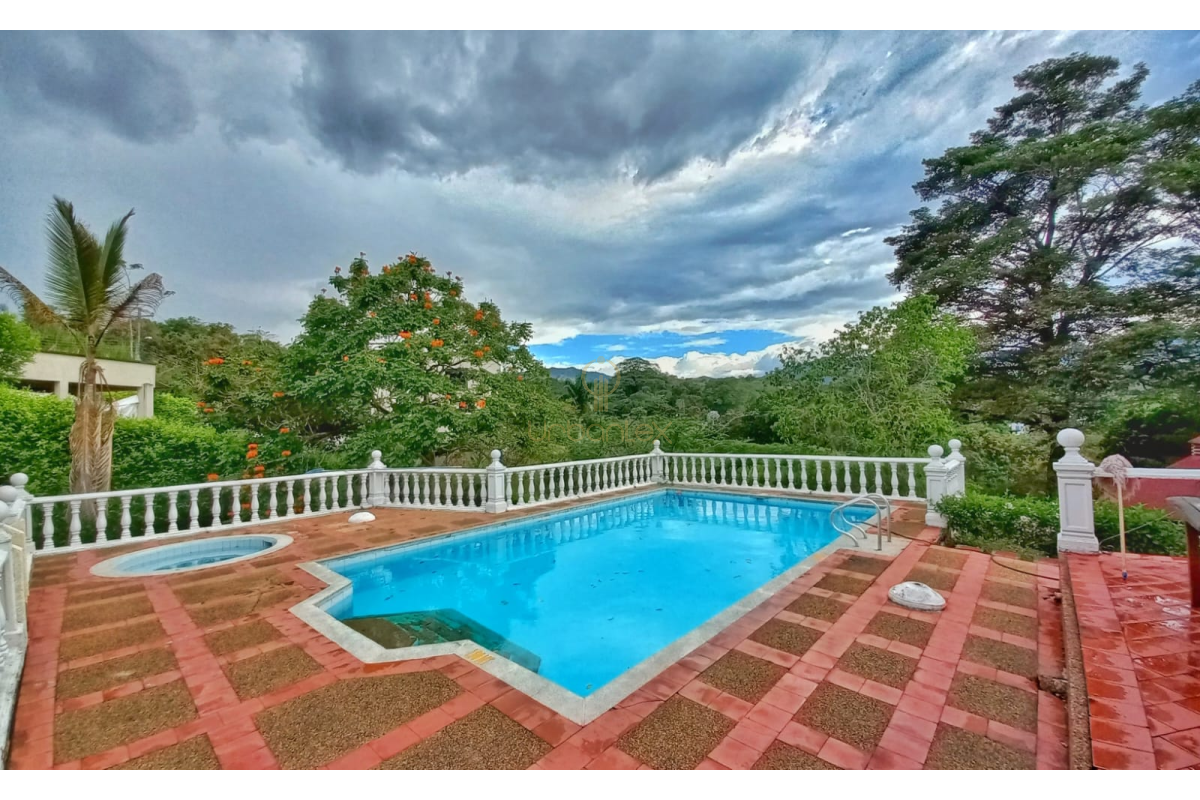 UrbanLex vende casa en condominio área 2.072m2 $1.000Millones