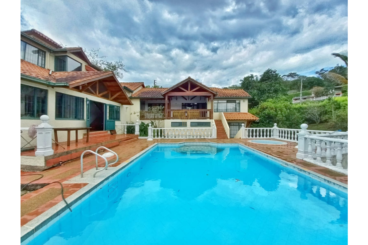 UrbanLex vende casa en condominio área 2.072m2 $1.000Millones