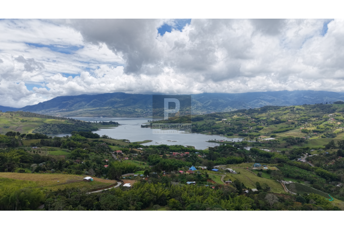 Finca en Venta en Lago Calima 3125 m² | Casa de 5 habitaciones | Cerca al lago | Ideal inversión