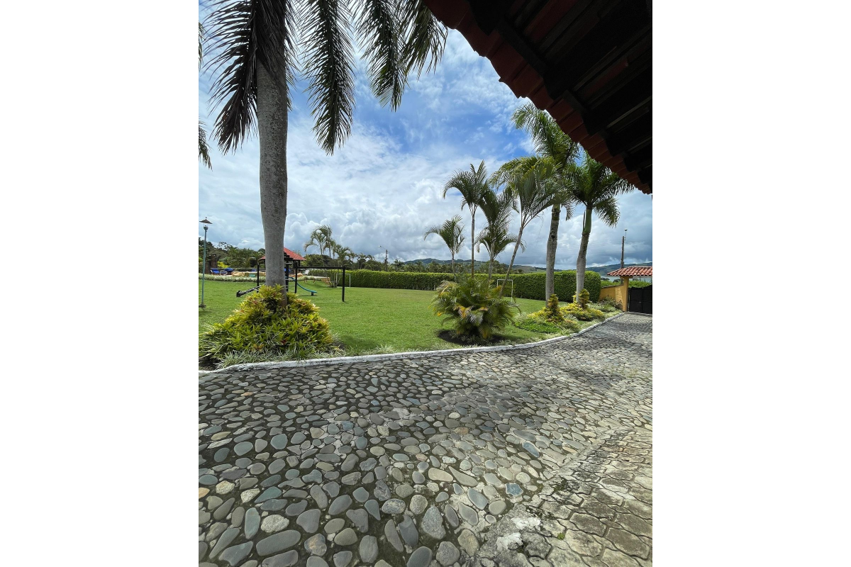 Finca en Venta en Lago Calima Calima | 3.081 m² lote | 1.076 m² construidos | lujo | piscina | jacuzzi | discoteca