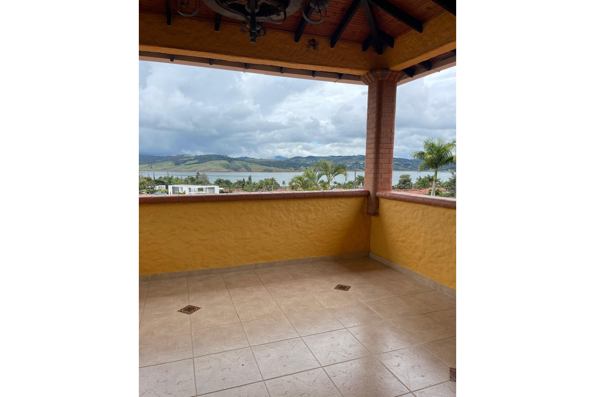 Finca en Venta en Lago Calima Calima | 3.081 m² lote | 1.076 m² construidos | lujo | piscina | jacuzzi | discoteca