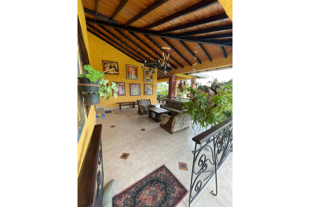 Finca en Venta en Lago Calima Calima | 3.081 m² lote | 1.076 m² construidos | lujo | piscina | jacuzzi | discoteca