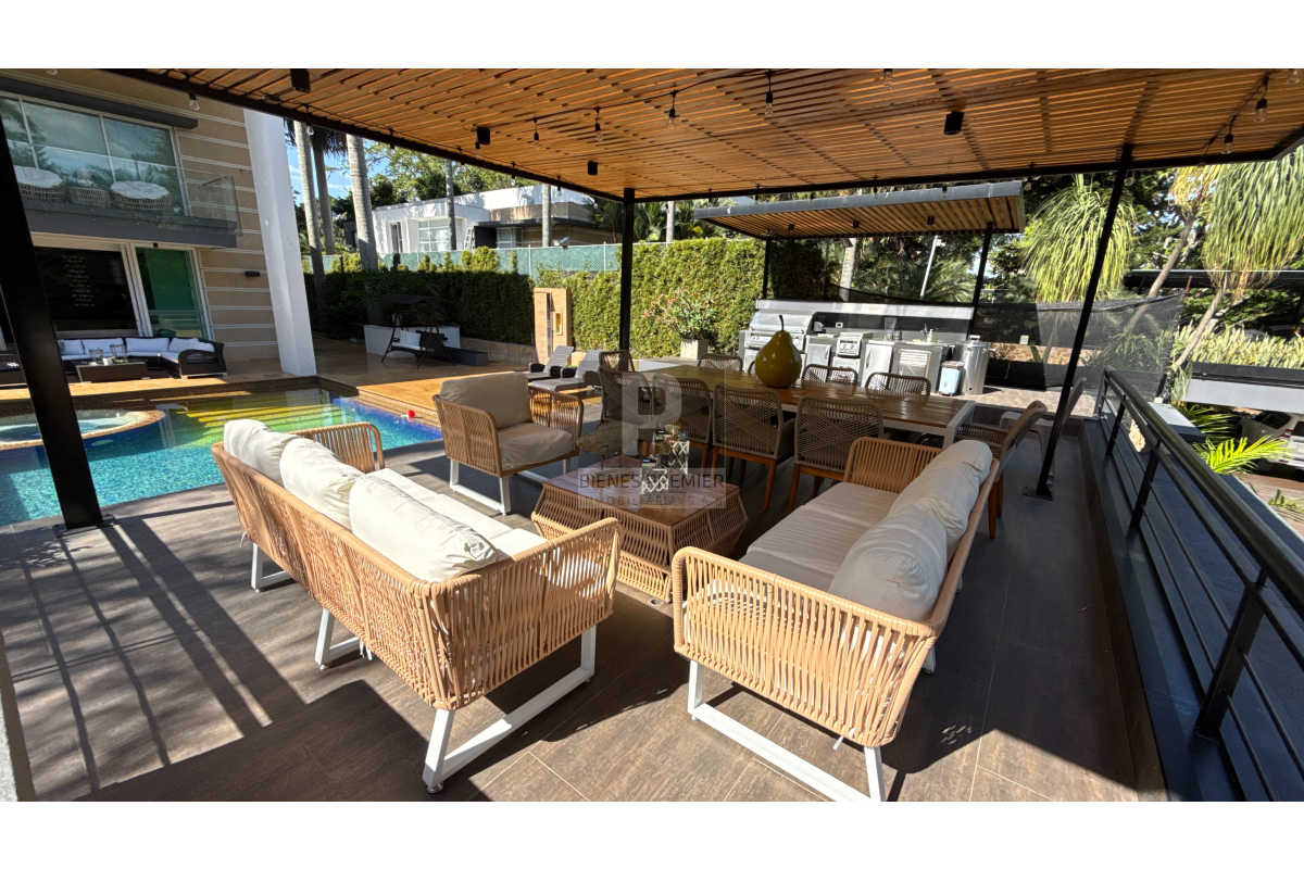 Casa en Venta en Pance Cali 1200 m² lote 750 m² construidos | Piscina, domótica y lago | Discoteca privada