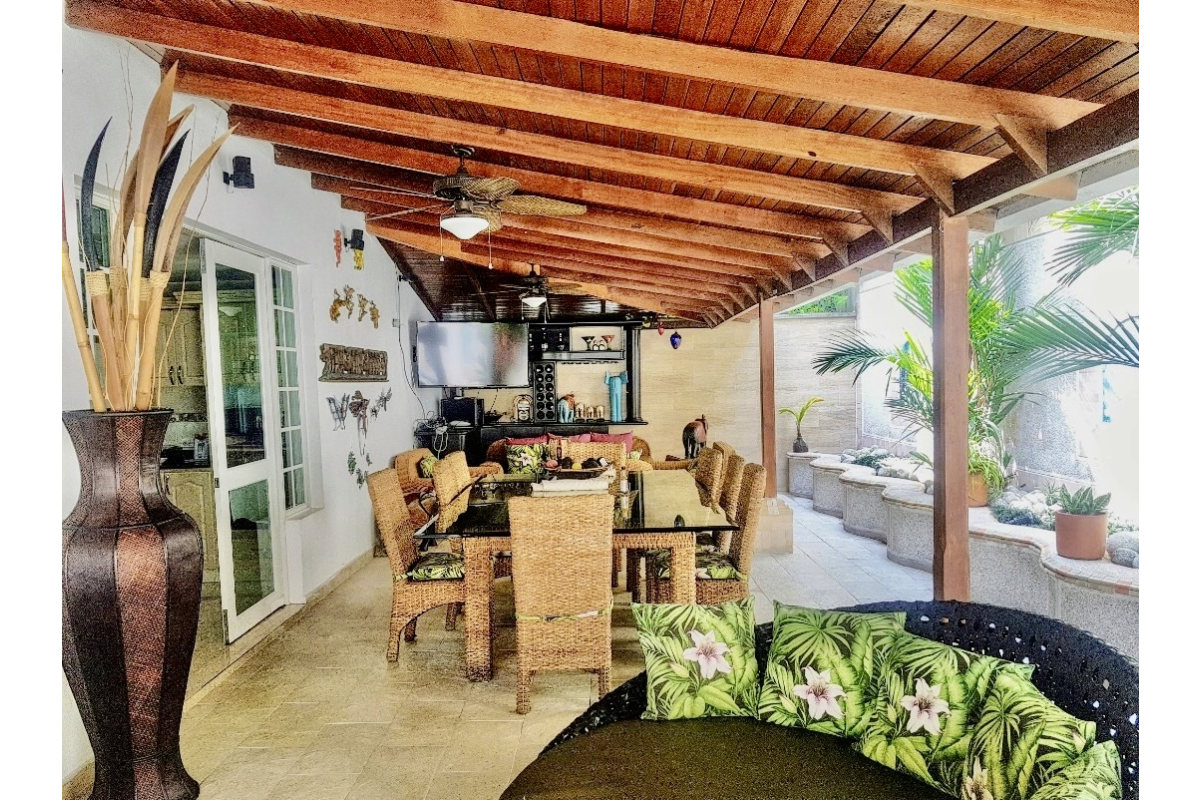 Casa en Venta en Ciudad Jardín Cali 860 m² lote 808 m² construidos | Piscina privada | 4 habitaciones | 8 parqueaderos