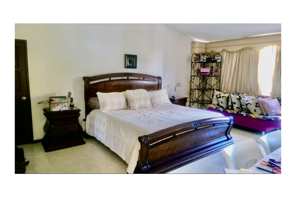 Casa en Venta en Ciudad Jardín Cali 860 m² lote 808 m² construidos | Piscina privada | 4 habitaciones | 8 parqueaderos