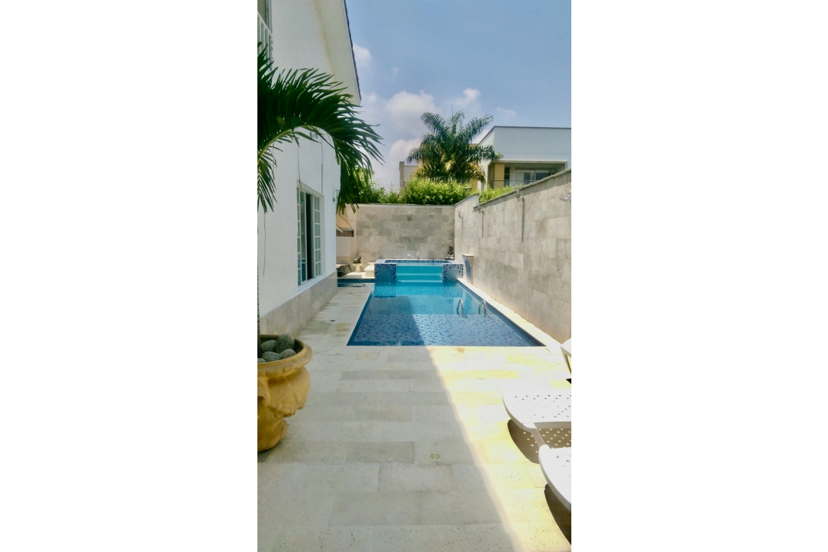 Casa en Venta en Ciudad Jardín Cali 860 m² lote 808 m² construidos | Piscina privada | 4 habitaciones | 8 parqueaderos