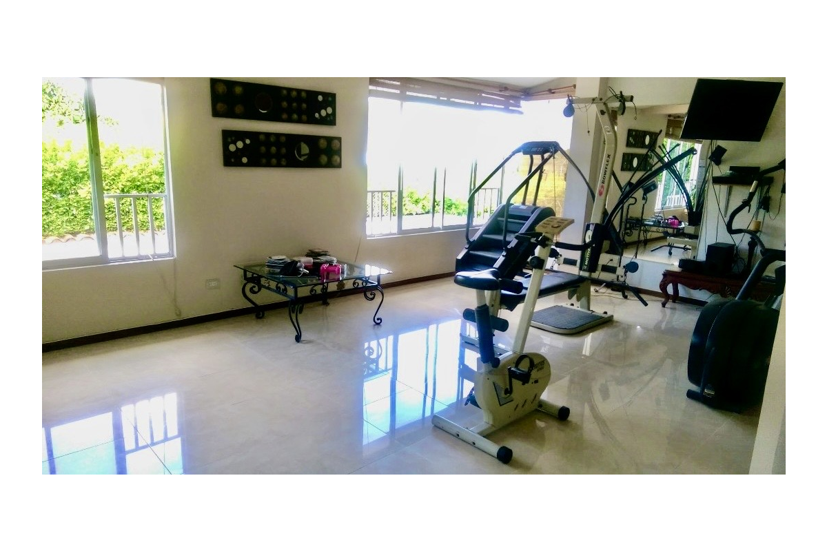 Casa en Venta en Ciudad Jardín Cali 860 m² lote 808 m² construidos | Piscina privada | 4 habitaciones | 8 parqueaderos