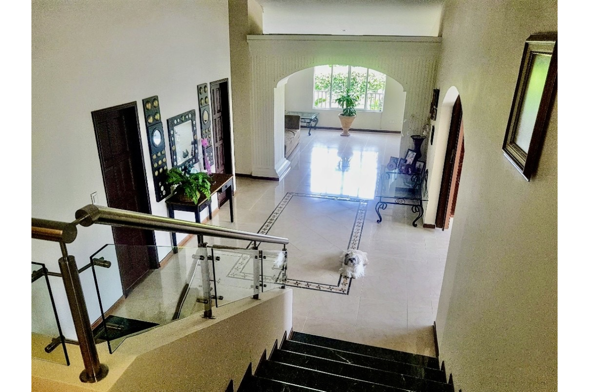 Casa en Venta en Ciudad Jardín Cali 860 m² lote 808 m² construidos | Piscina privada | 4 habitaciones | 8 parqueaderos