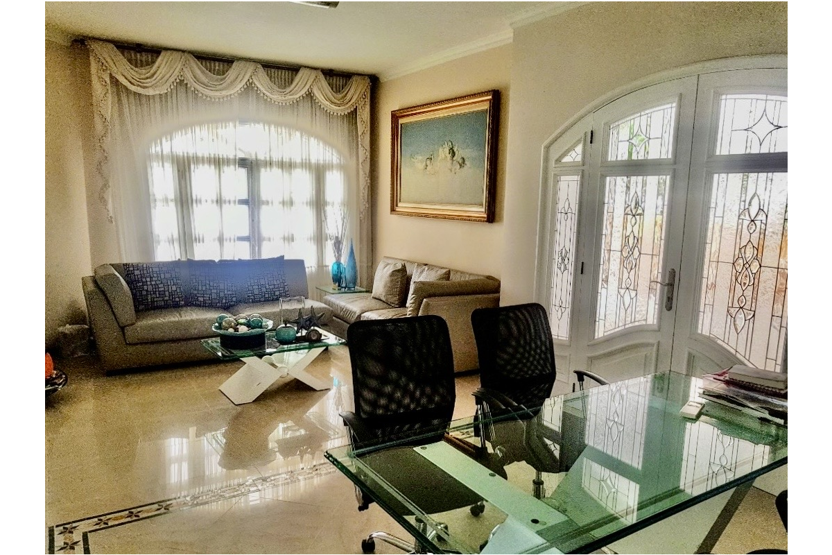 Casa en Venta en Ciudad Jardín Cali 860 m² lote 808 m² construidos | Piscina privada | 4 habitaciones | 8 parqueaderos