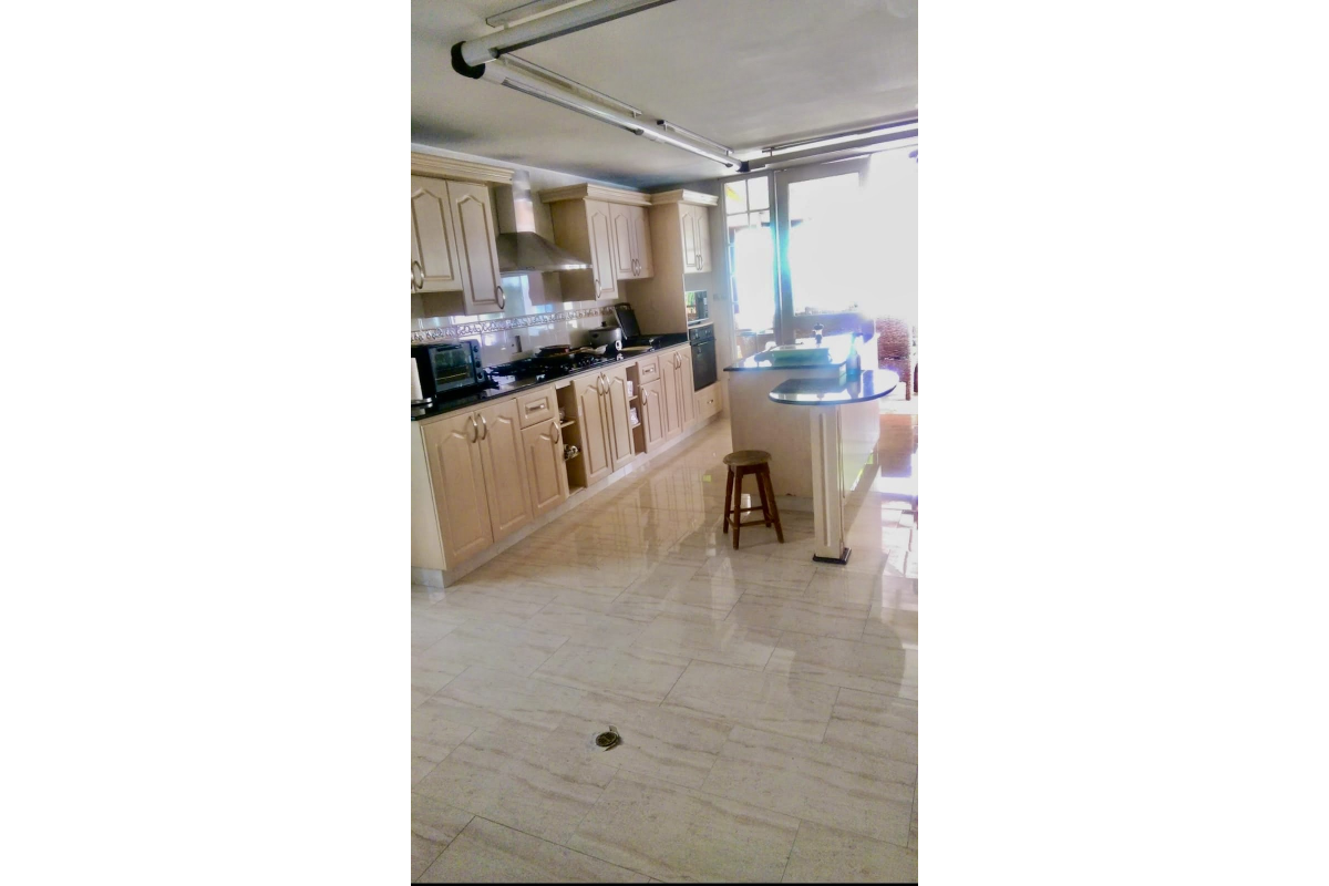 Casa en Venta en Ciudad Jardín Cali 860 m² lote 808 m² construidos | Piscina privada | 4 habitaciones | 8 parqueaderos