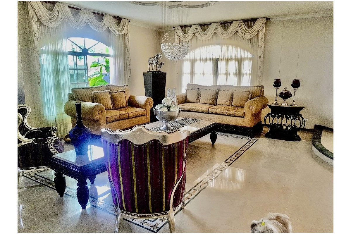 Casa en Venta en Ciudad Jardín Cali 860 m² lote 808 m² construidos | Piscina privada | 4 habitaciones | 8 parqueaderos