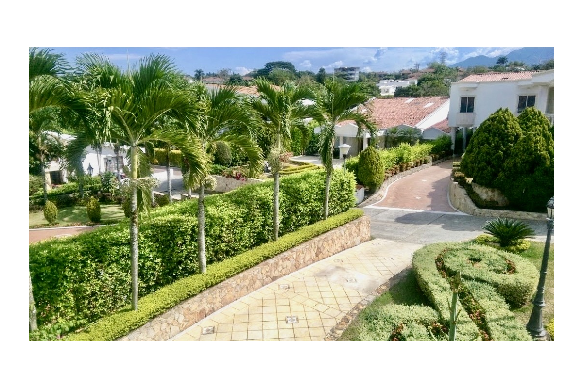 Casa en Venta en Ciudad Jardín Cali 860 m² lote 808 m² construidos | Piscina privada | 4 habitaciones | 8 parqueaderos