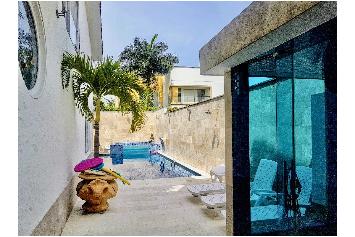 Casa en Venta en Ciudad Jardín Cali 860 m² lote 808 m² construidos | Piscina privada | 4 habitaciones | 8 parqueaderos