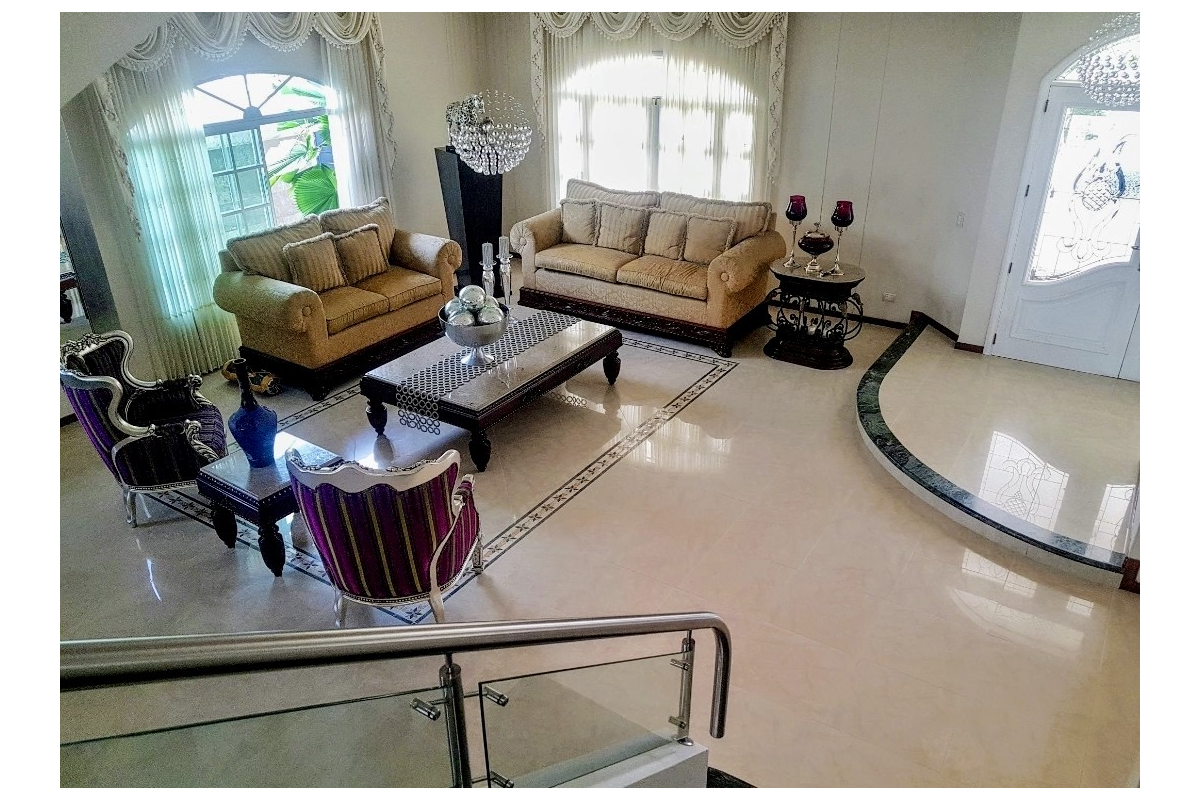 Casa en Venta en Ciudad Jardín Cali 860 m² lote 808 m² construidos | Piscina privada | 4 habitaciones | 8 parqueaderos