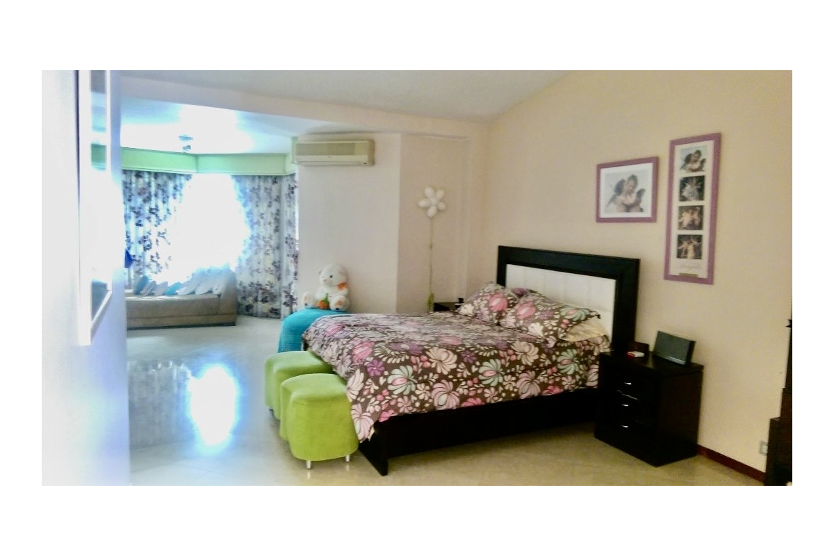 Casa en Venta en Ciudad Jardín Cali 860 m² lote 808 m² construidos | Piscina privada | 4 habitaciones | 8 parqueaderos