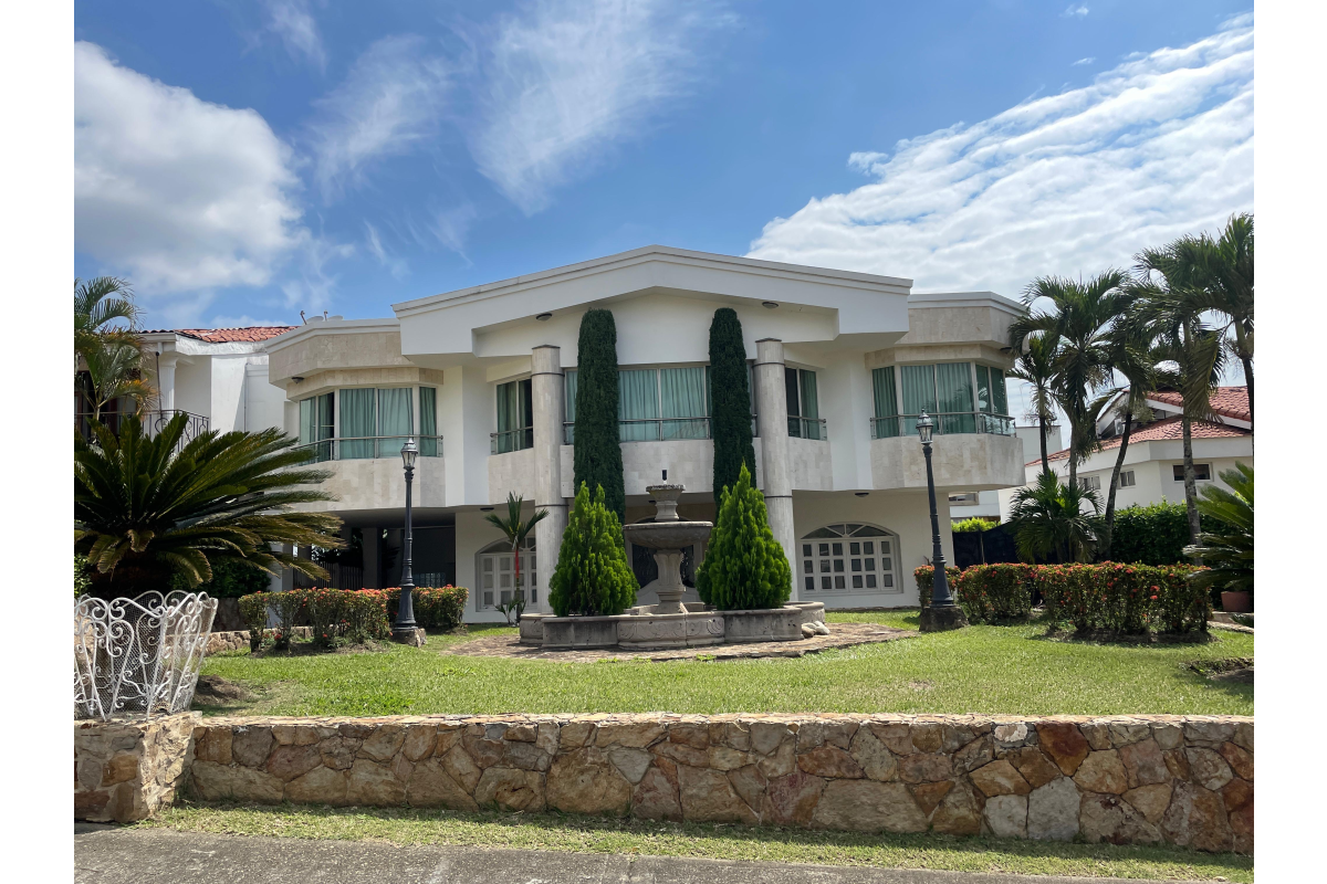 Casa en Venta en Ciudad Jardín Cali 860 m² lote 808 m² construidos | Piscina privada | 4 habitaciones | 8 parqueaderos