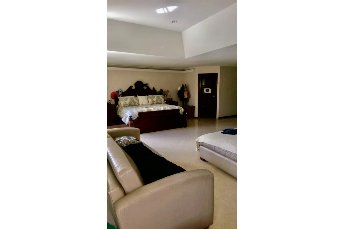 Casa en Venta en Ciudad Jardín Cali 860 m² lote 808 m² construidos | Piscina privada | 4 habitaciones | 8 parqueaderos