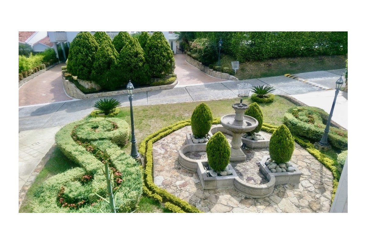 Casa en Venta en Ciudad Jardín Cali 860 m² lote 808 m² construidos | Piscina privada | 4 habitaciones | 8 parqueaderos