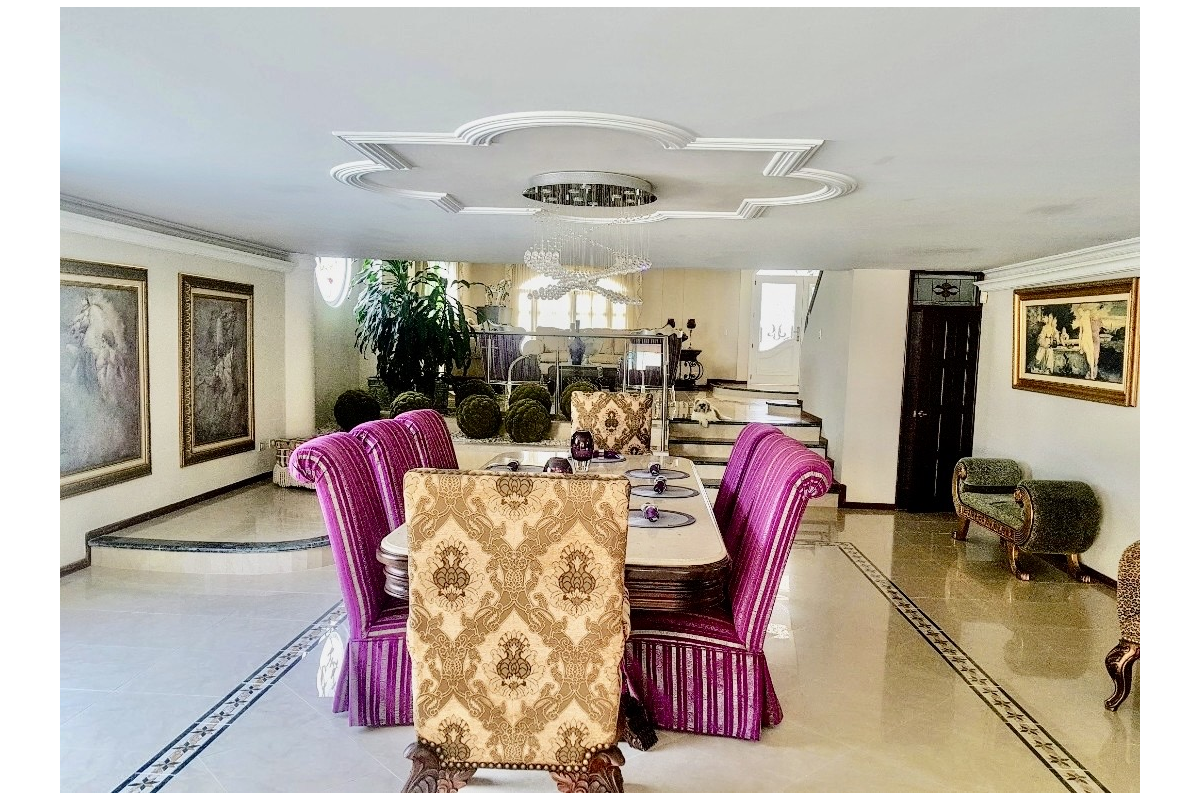 Casa en Venta en Ciudad Jardín Cali 860 m² lote 808 m² construidos | Piscina privada | 4 habitaciones | 8 parqueaderos