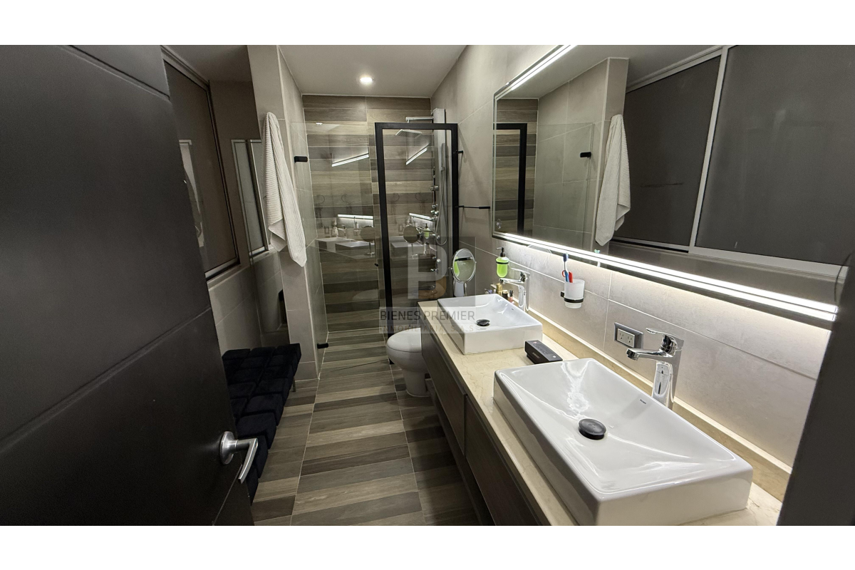 Casa en Condominio en Venta en Ciudad Jardín Cali 248 m² | Remodelada | 4 alcobas | Jacuzzi y piscina