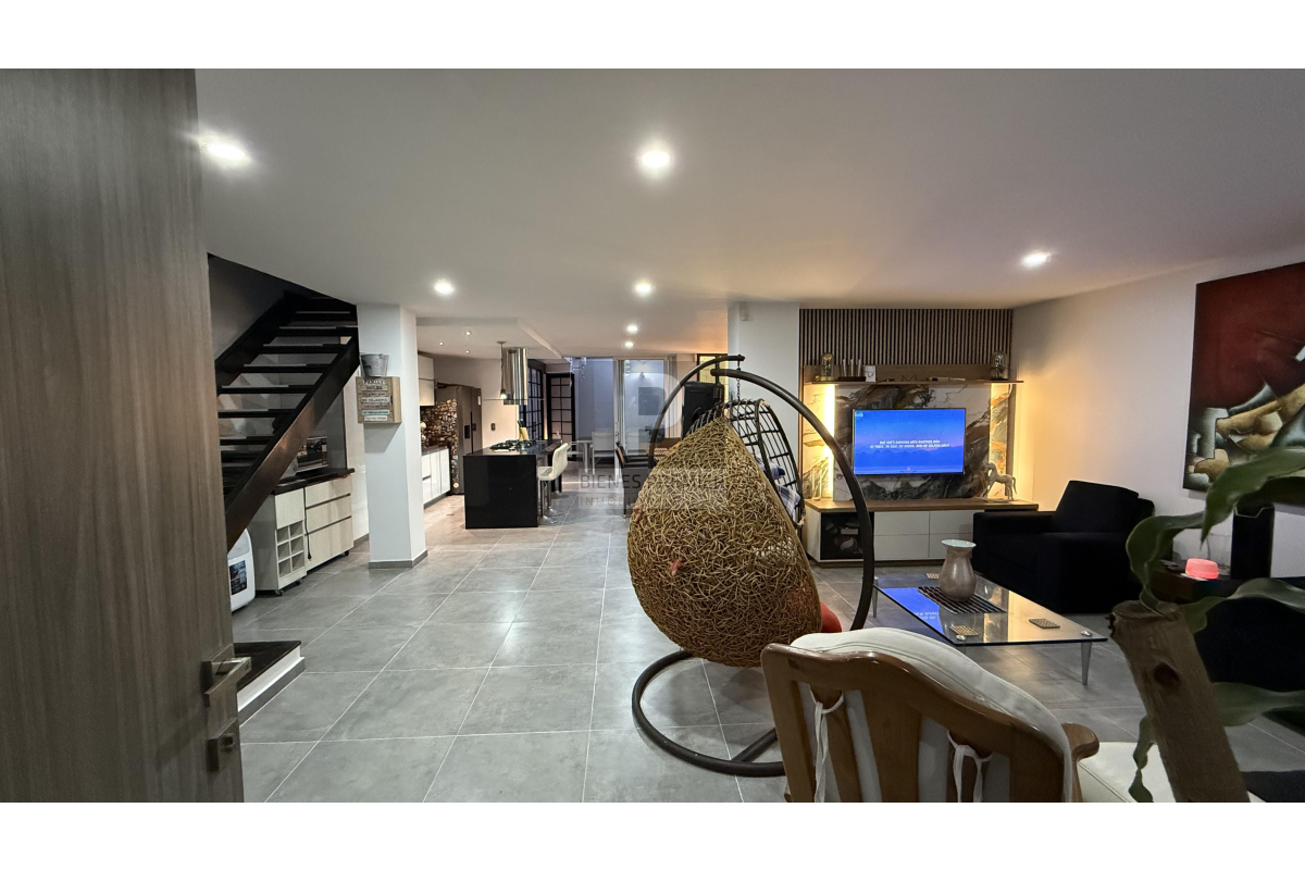 Casa en Condominio en Venta en Ciudad Jardín Cali 248 m² | Remodelada | 4 alcobas | Jacuzzi y piscina