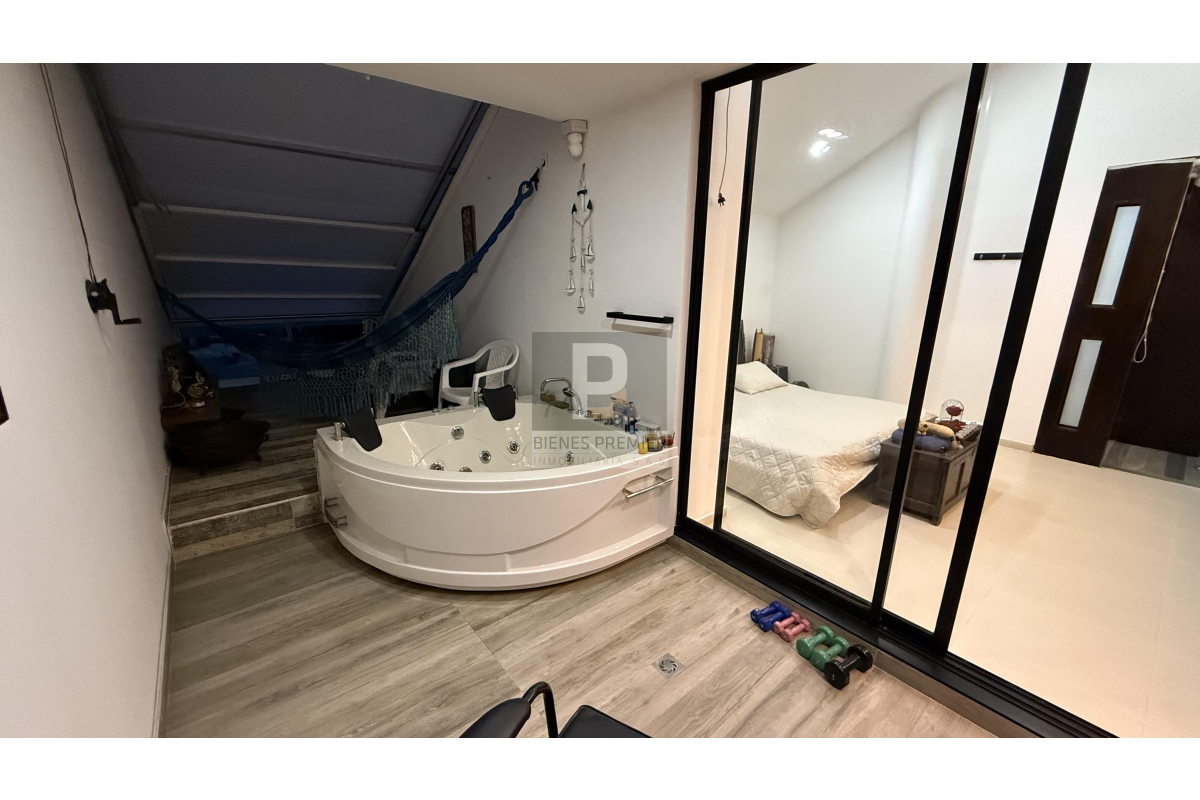 Casa en Condominio en Venta en Ciudad Jardín Cali 248 m² | Remodelada | 4 alcobas | Jacuzzi y piscina