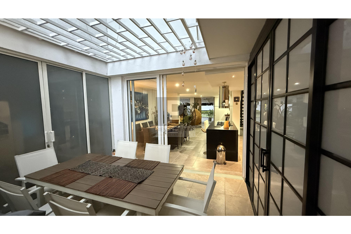 Casa en Condominio en Venta en Ciudad Jardín Cali 248 m² | Remodelada | 4 alcobas | Jacuzzi y piscina