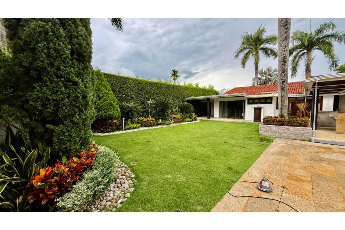 Casa en Venta en Pance Cali 1000 m² lote 430 m² construidos | Piscina y turco | 4 habitaciones | Lujo