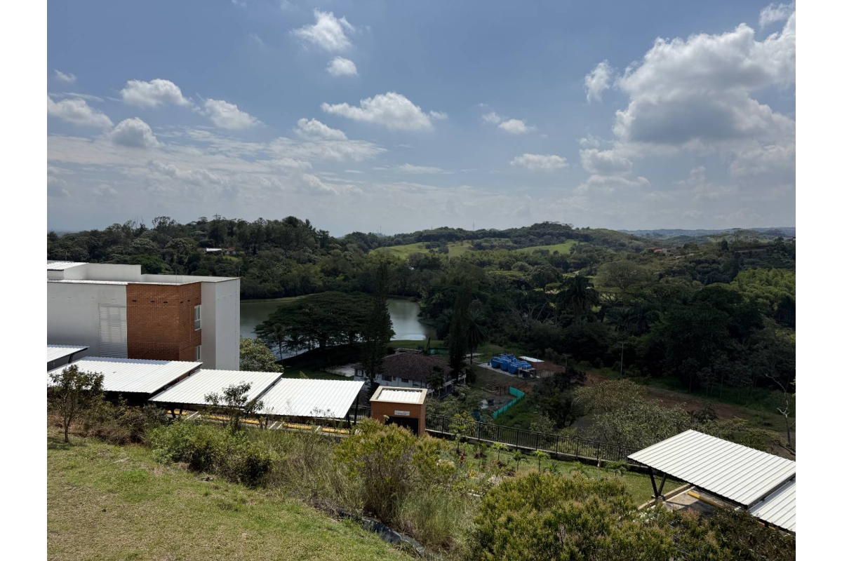 Apartamento en Arriendo en Alfaguara Jamundí 100 m² | 2 habitaciones con estudio | 2 parqueaderos | Zona campestre