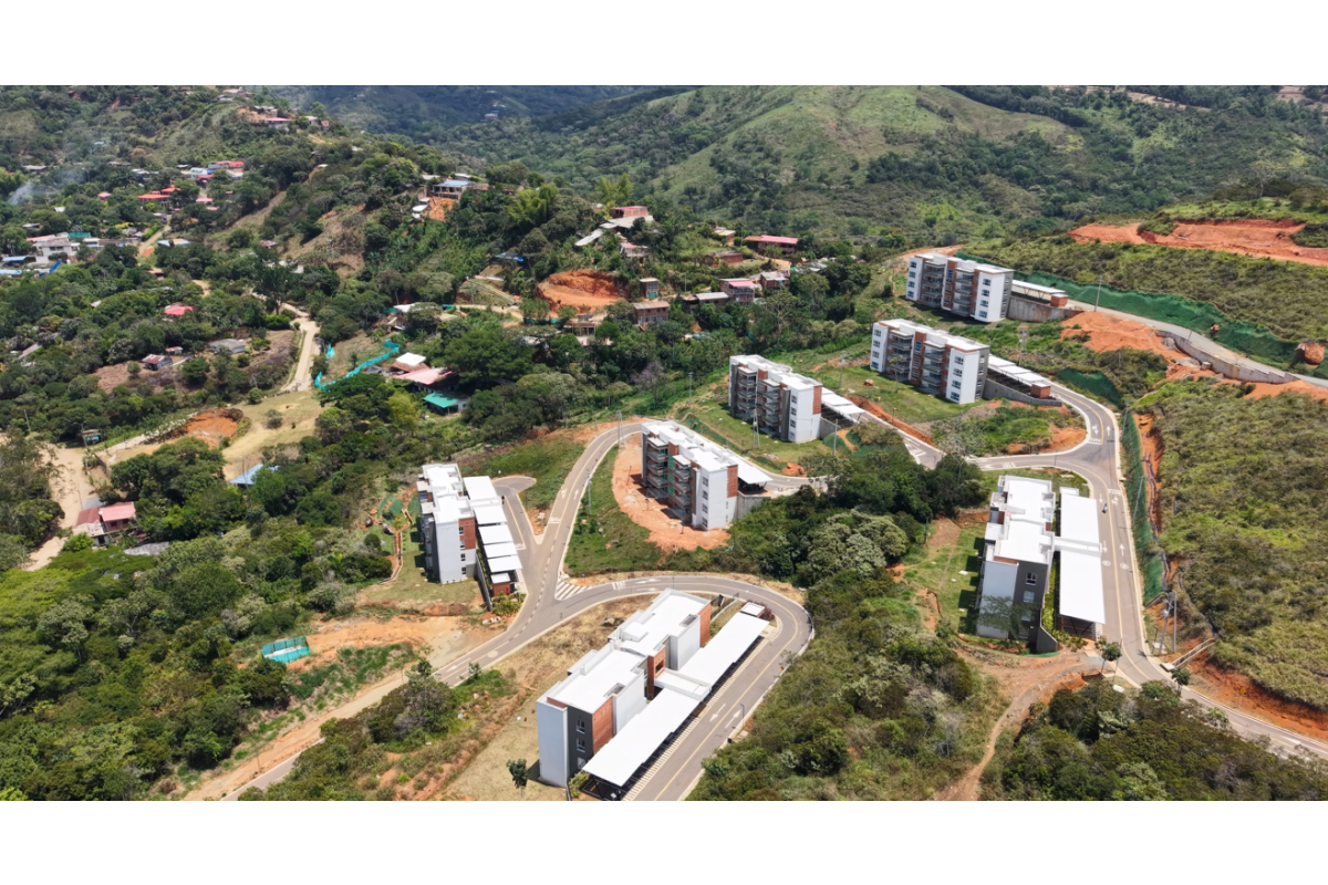 Apartamento en Arriendo en Alfaguara Jamundí 100 m² | 2 habitaciones con estudio | 2 parqueaderos | Zona campestre