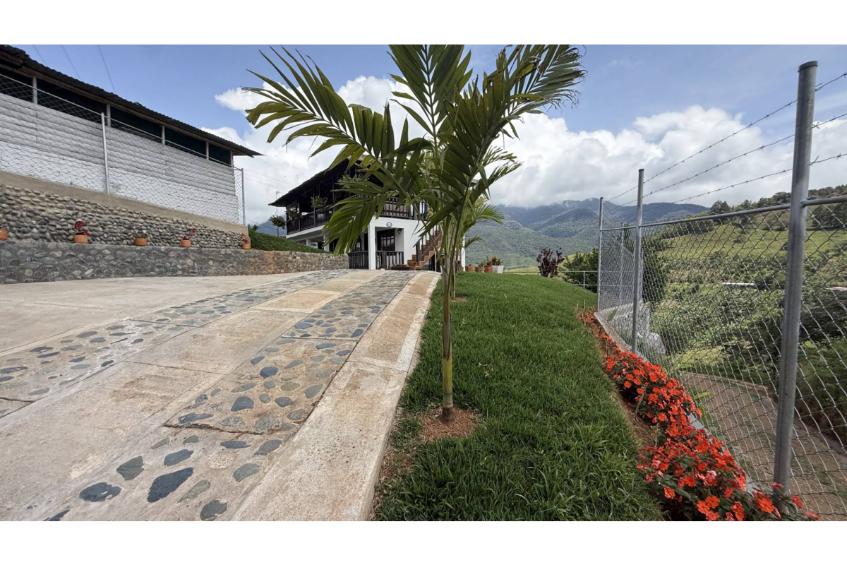 Casa Campestre en Arriendo en Lago Calima Calima Darién | Amoblada | Vista panorámica | Finca para descanso
