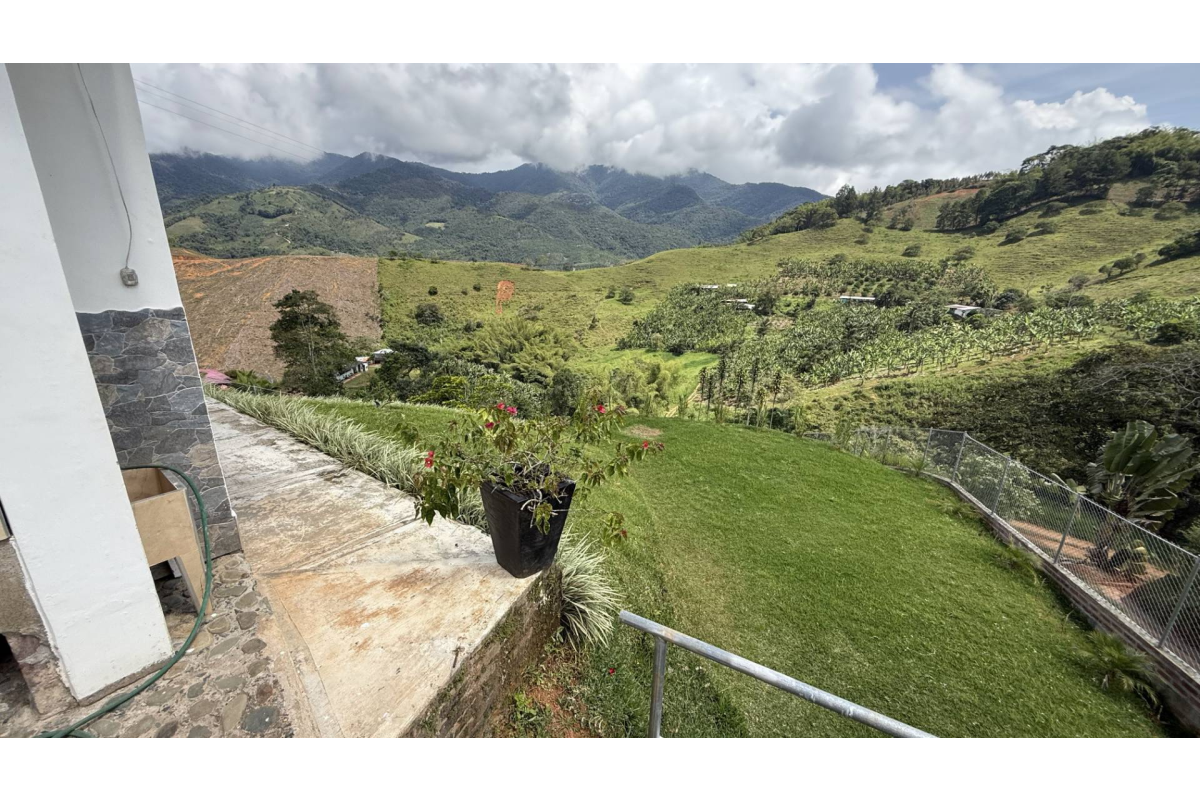 Casa Campestre en Arriendo en Lago Calima Calima Darién | Amoblada | Vista panorámica | Finca para descanso