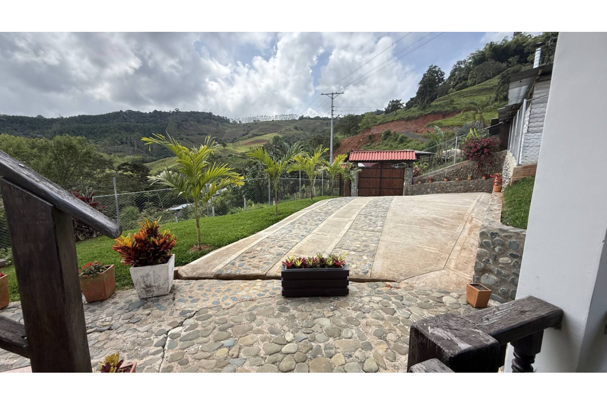 Casa Campestre en Arriendo en Lago Calima Calima Darién | Amoblada | Vista panorámica | Finca para descanso