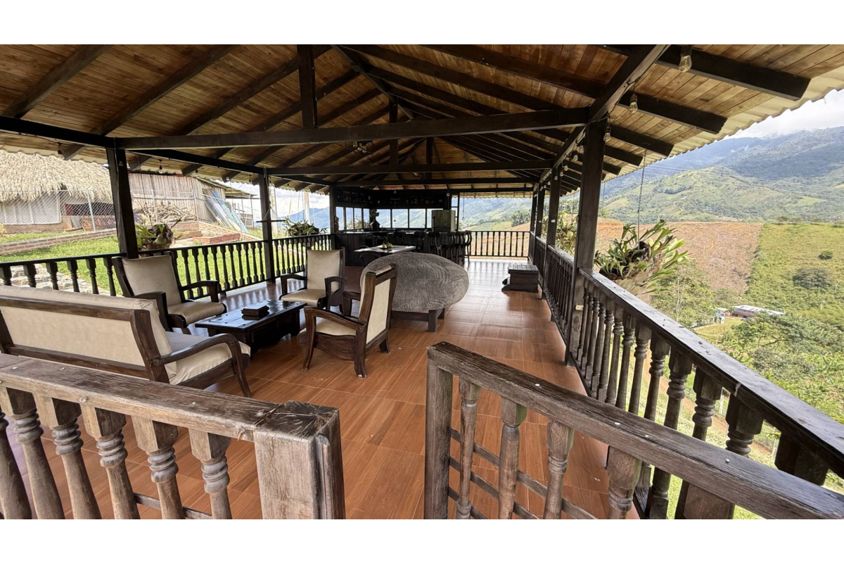 Casa Campestre en Arriendo en Lago Calima Calima Darién | Amoblada | Vista panorámica | Finca para descanso