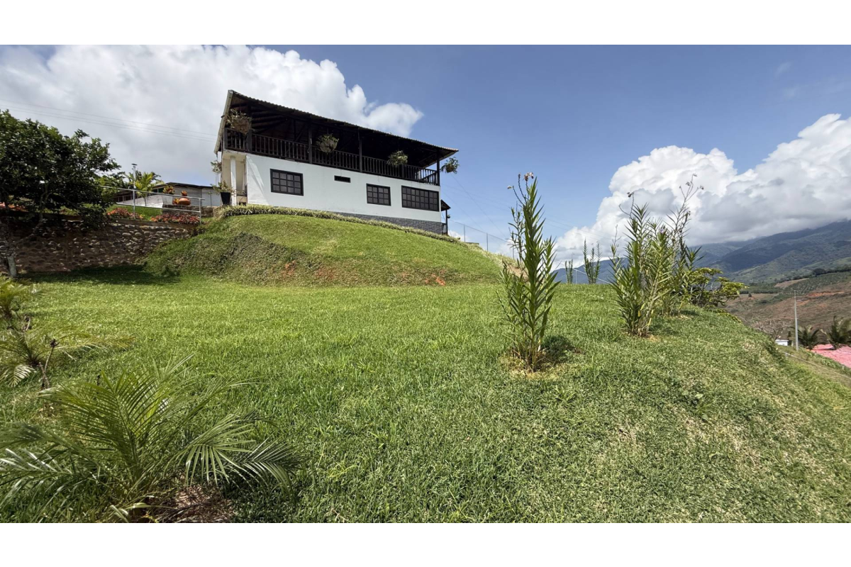Casa Campestre en Arriendo en Lago Calima Calima Darién | Amoblada | Vista panorámica | Finca para descanso